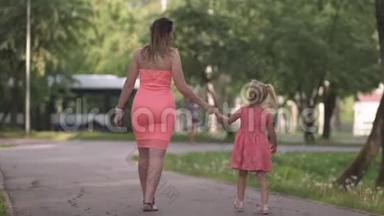 快乐的母亲和她的小女儿玩耍，<strong>还有</strong>一个年轻的白种人妈妈穿着夏天的鲜艳衣服